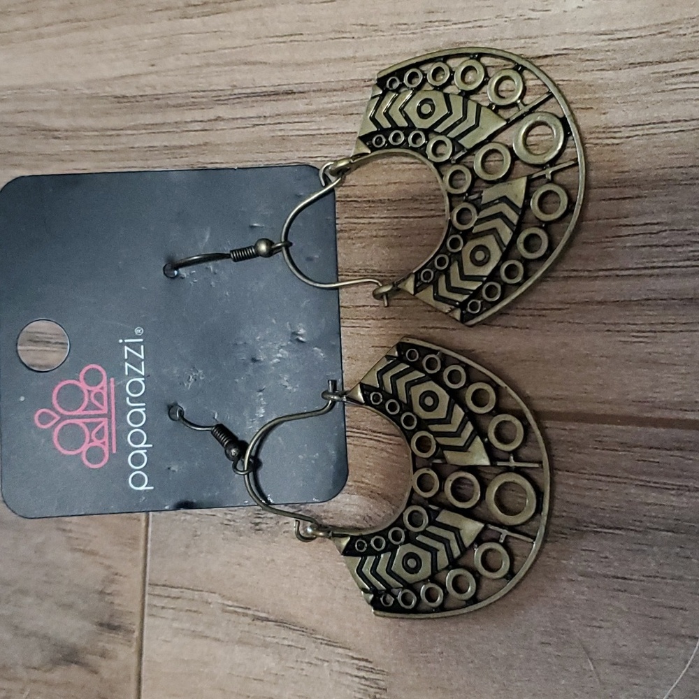 Paparazzi filigree earrings